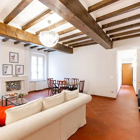 Guesthost - Large In The Historic Center Of Appartement Parme