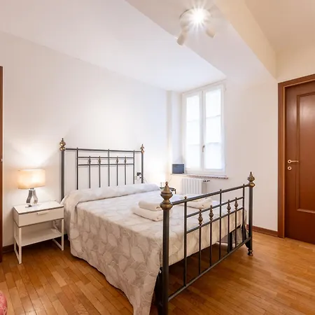 Guesthost - Large In The Historic Center Of Appartement Parme