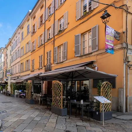 Guesthost - Large In The Historic Center Of Parma