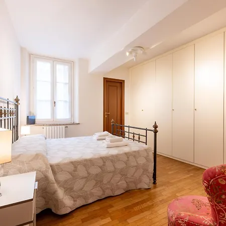 Guesthost - Large In The Historic Center Of Parma