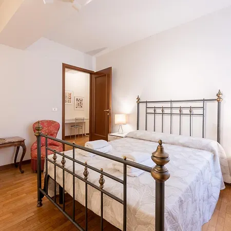 Apartmán Guesthost - Large In The Historic Center Of *