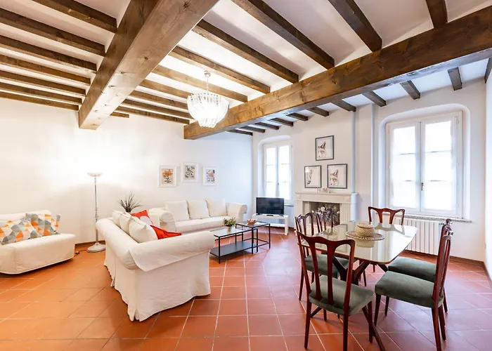 Large In The Historic Center Of شقة