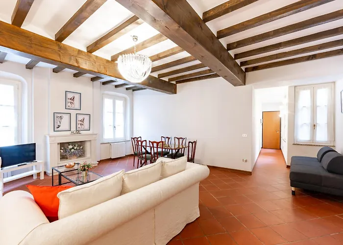 Large In The Historic Center Of Apartamento Parma