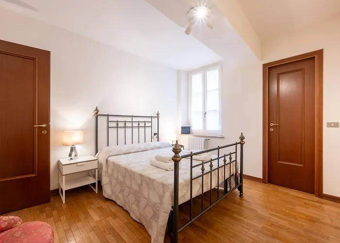 Large In The Historic Center Of Apartamento Parma