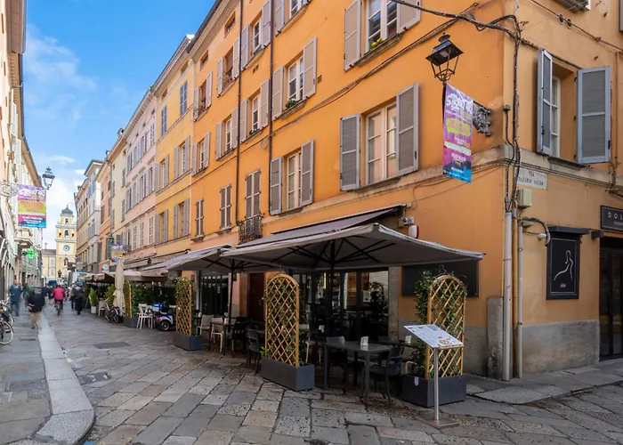 Large In The Historic Center Of بارما