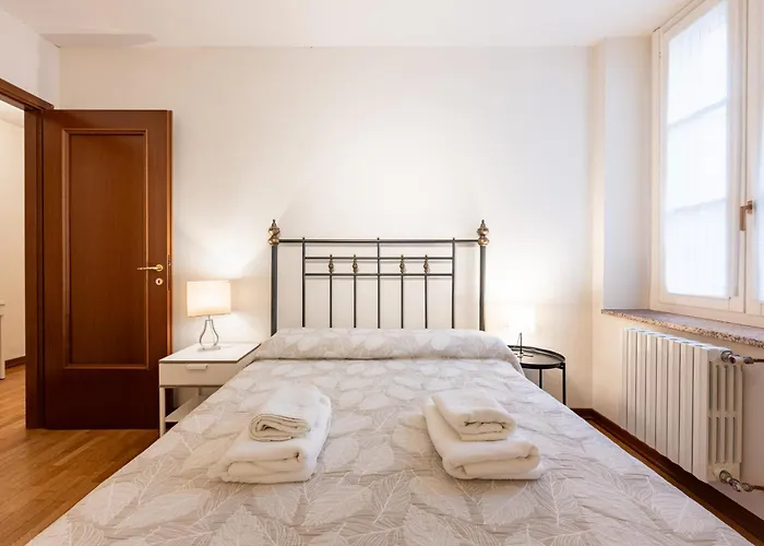 Large In The Historic Center Of * بارما