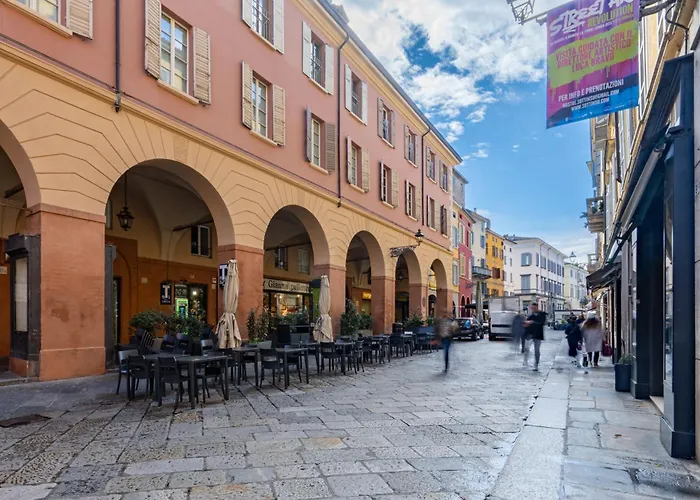 Large In The Historic Center Of Apartamento Parma
